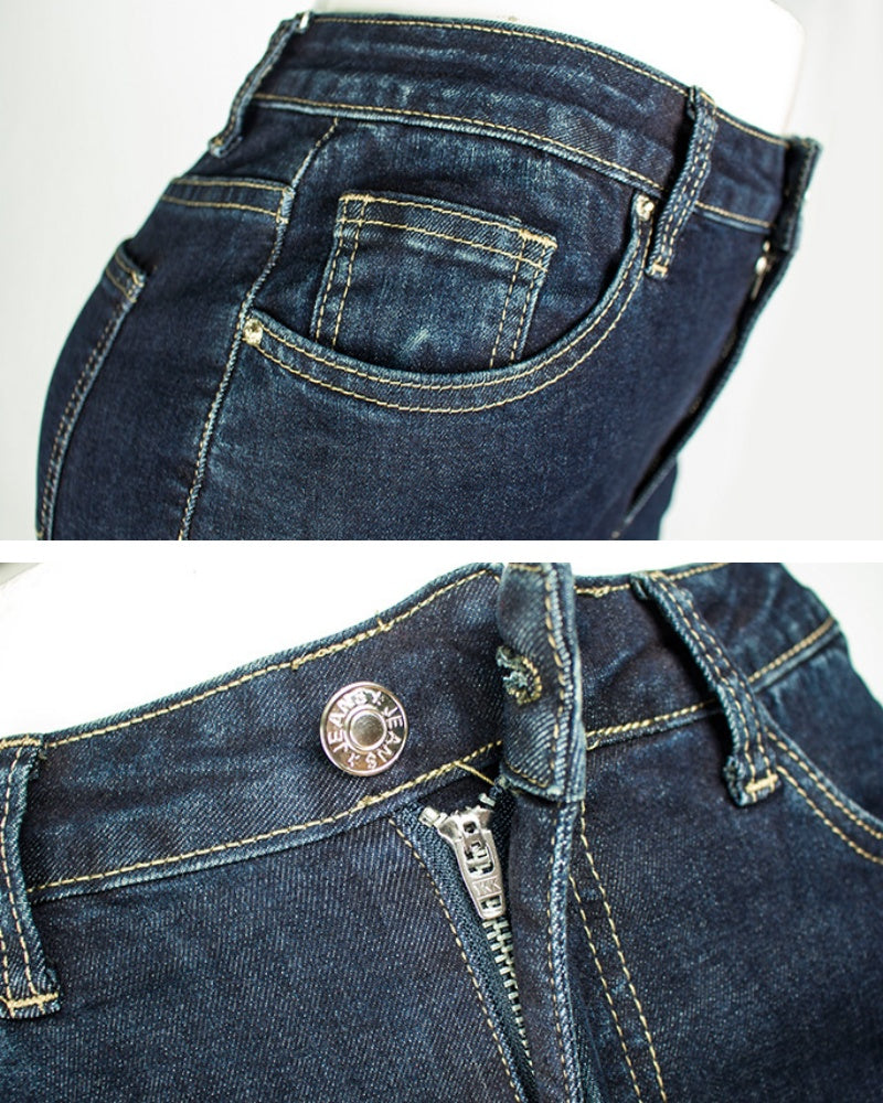 Frau trägt figurbetonte blaue Damen High Waist Skinny Jeans mit Stretch, modisch und bequem.