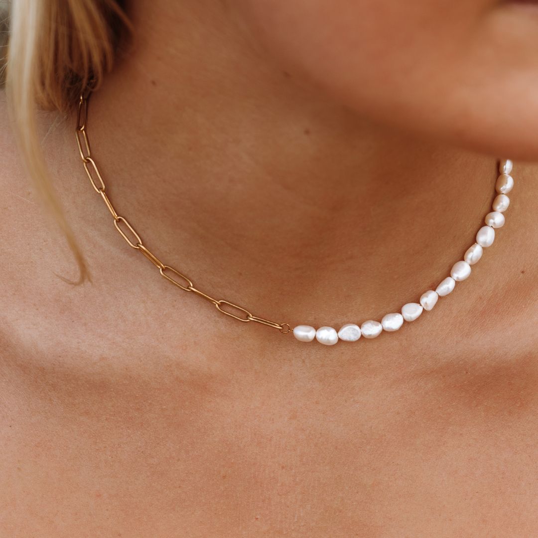 Elegante goldene Perlenhalskette für Damen mit Süßwasserperlen und trendiger Paperclip-Kette.