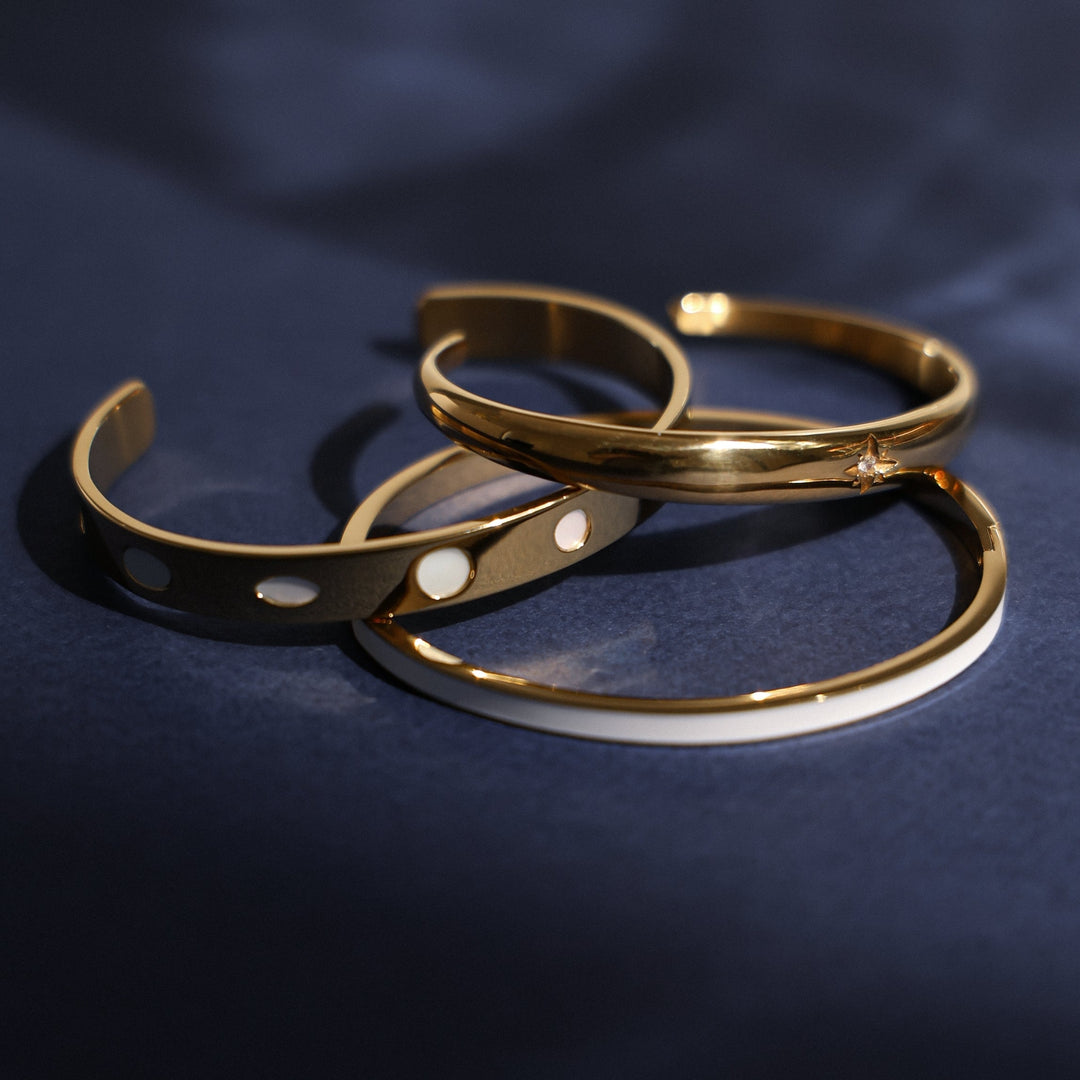 Zeitloser Damen Armreif Gold-Weiß. Hypoallergener, wasserfester Edelstahlschmuck. Ideal für den täglichen Gebrauch.