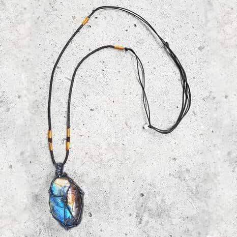 Schillernder Labradorit Drachenherz Anhänger als Damenhalskette. Mystische Edelsteinkette mit Schutz.