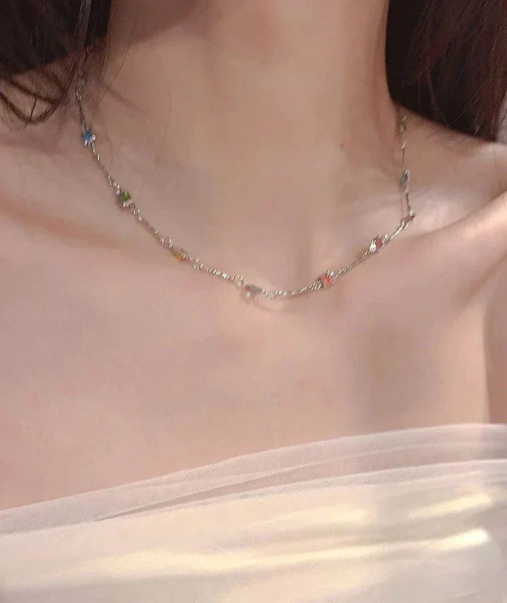 Elegante Damen-Halskette mit funkelnden, bunten Steinen. Gold- oder Silberkette, ein stilvolles Mode-Accessoire.
