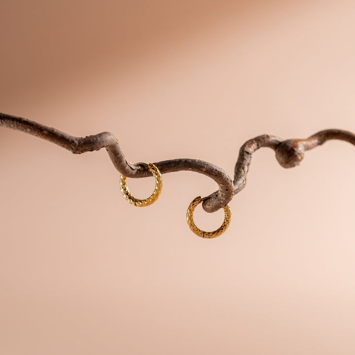 Zeitlose goldene Creolen aus gehämmertem Edelstahl. Wasserfeste Damen Ohrringe, hypoallergen und robust.