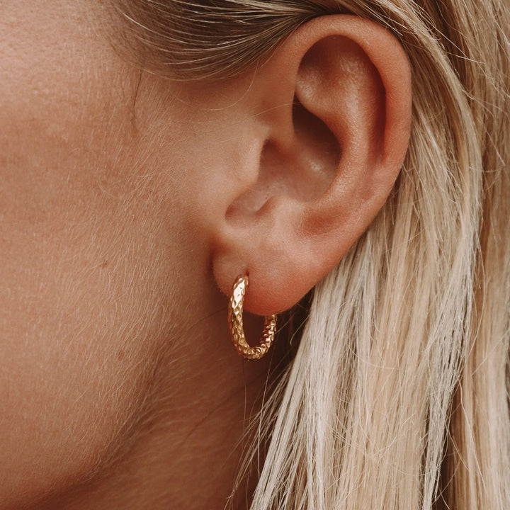 Goldene gehämmerte Damen Creolen aus wasserfestem, hypoallergenem Edelstahl für zeitlosen Stil.