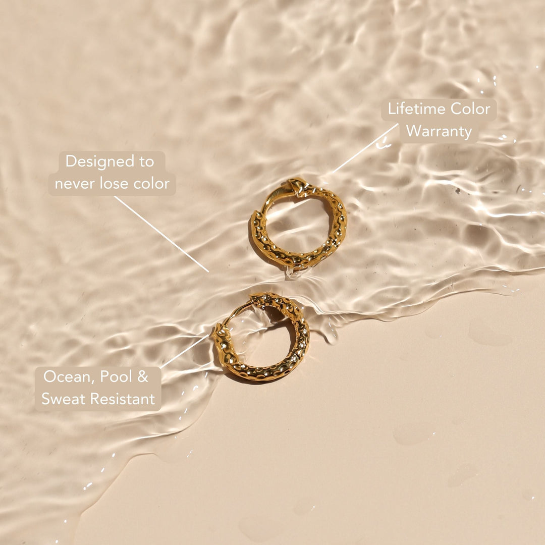 Luxuriöse goldene gehämmerte Creolen aus wasserfestem Edelstahl. Hypoallergene Damen Ohrringe für Eleganz.
