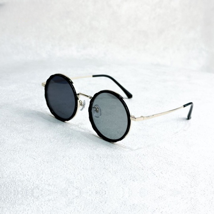 Stilvolle OptiShade Pro ND9 Unisex Sonnenbrille mit UV-Schutz, polarisierten Gläsern & anpassbarer Tönung.