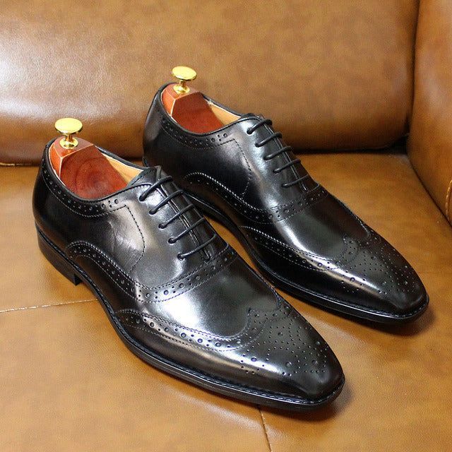 Klassische, elegante Herren Brogueschuhe 'Valentin' aus handgefertigtem Leder, perfekt für Business & Festlichkeiten.