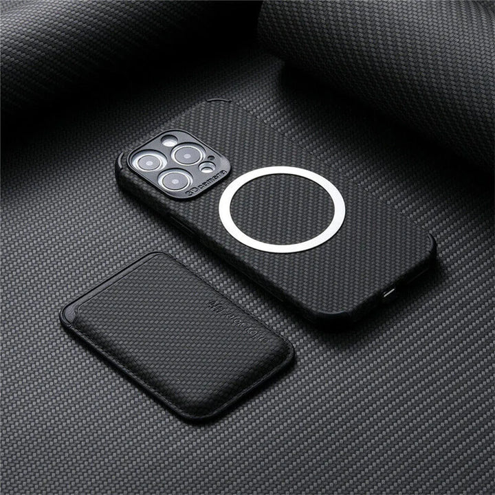 Schlankes iPhone Wallet Case aus Carbonfaser, MagSafe kompatibel, mit praktischem Kartenfach.