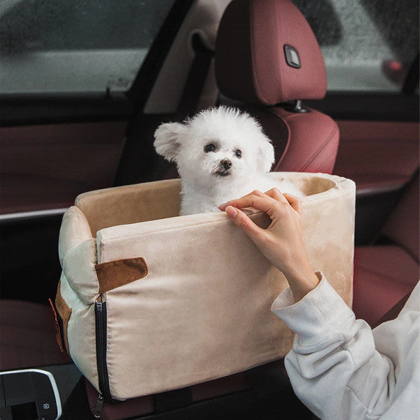 Beige Hundereisbox für kleine Hunde, ideal als sicheres Autobett für komfortablen Transport.