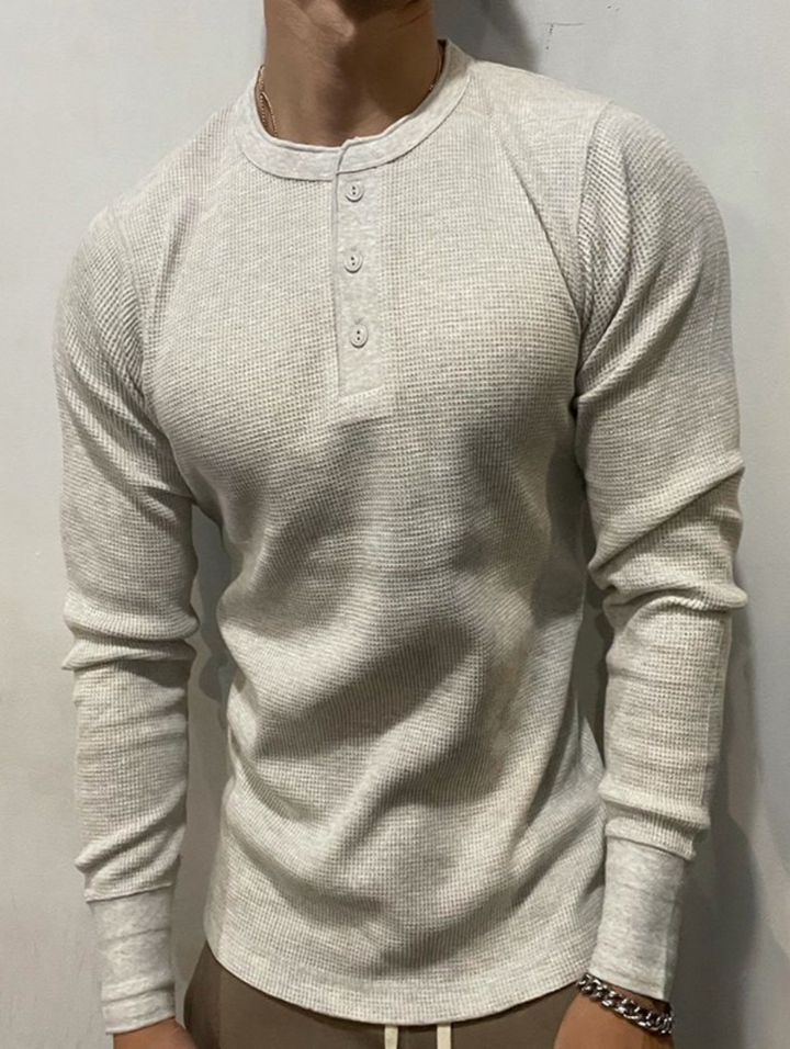 Weißes Basic Herren Langarmshirt, Slim Fit Henley im Waffelstrick, vielseitige Freizeitmode.