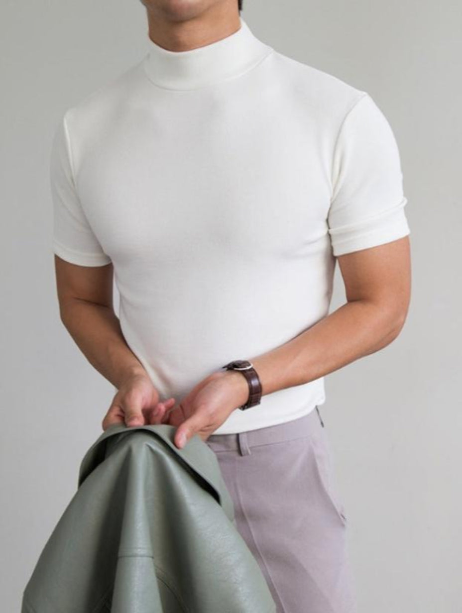 Modernes Herren T-Shirt Slim Fit mit kurzem Arm und elegantem Stehkragen. Perfekt für Streetwear & Herrenmode.