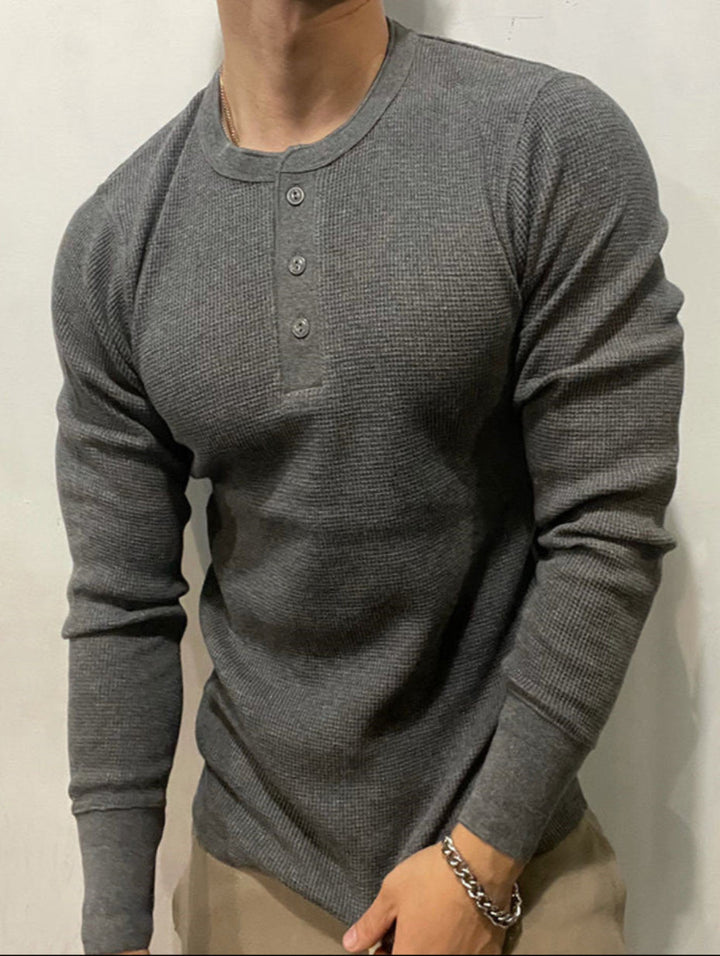 Modisches Herren Slim Fit Langarmshirt in Waffelstrick mit klassischem Henley-Kragen.