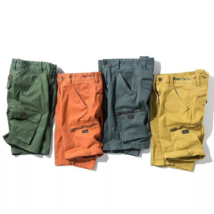Dynamische orange Herren Cargo Shorts, bereit für jede Herausforderung und jedes sommerliche Outdoor-Erlebnis.