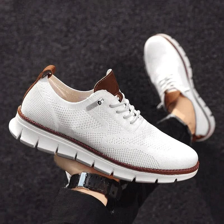 Elegante Herren Slip-on Sneaker in Weiß, minimalistisch & modern für den stilvollen Mann.