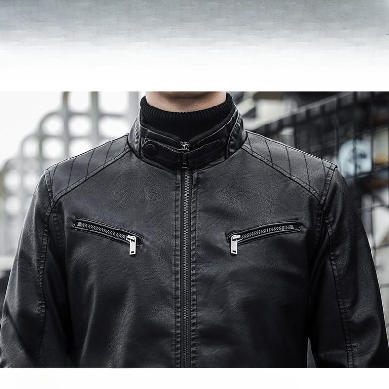 Detailaufnahme einer schwarzen Herren Bikerjacke mit Reißverschlüssen, Ausdruck modernen, urbanen Streetwear Stils.