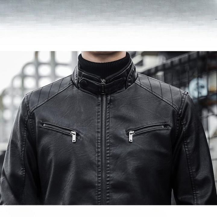 Detailaufnahme einer schwarzen Herren Bikerjacke mit Reißverschlüssen, Ausdruck modernen, urbanen Streetwear Stils.