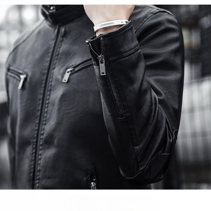 Stylische Herren Bikerjacke in Schwarz, Slim Fit, für den modernen Mann, der urbane Mode liebt.