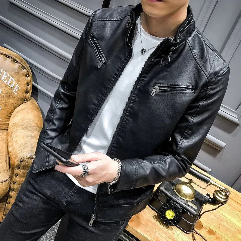 Mann trägt schwarze Bikerjacke, modernes Design, als lässige Übergangsjacke für stilvolle urbane Looks.