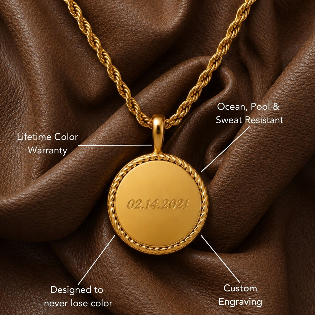Vintage-inspirierte goldene Damenhalskette mit wasserfestem Gravur-Anhänger aus Edelstahl für zeitlosen Look.