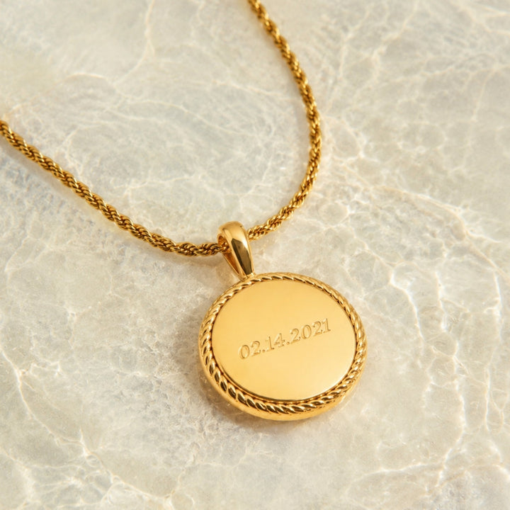 Wasserdichte goldene Damenhalskette aus Edelstahl mit elegantem Gravur-Anhänger, langlebiger Goldschmuck.