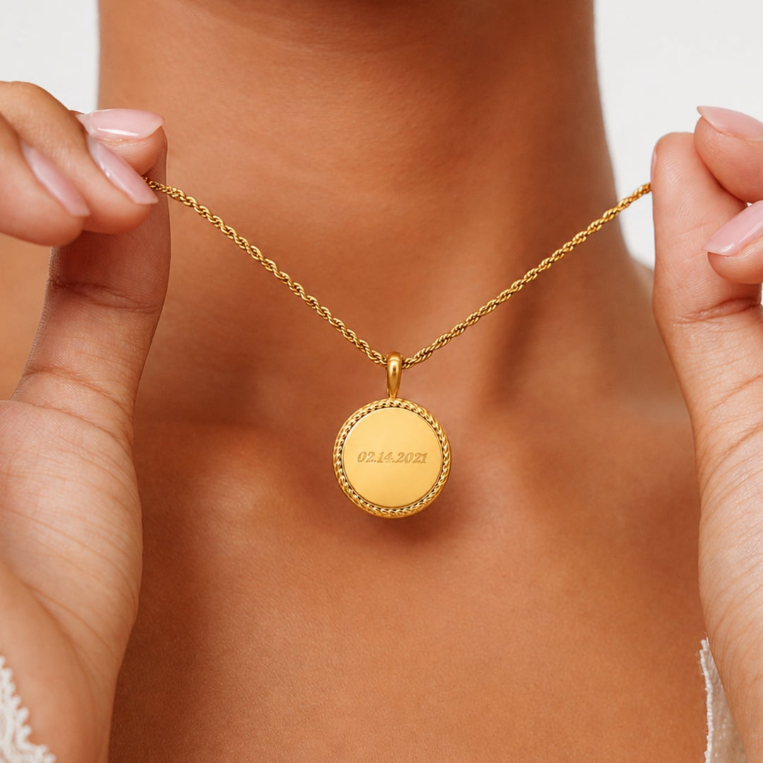 Goldene Damenhalskette mit personalisierbarem Gravur-Anhänger aus wasserdichtem Edelstahl.