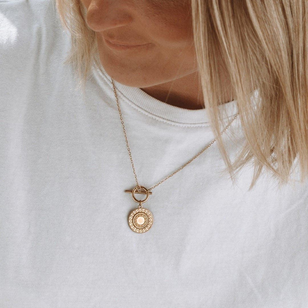 Damen Halskette aus goldfarbenem Edelstahl mit Sonnen-Anhänger. Im Retro-Stil, wasserfest und hypoallergen.