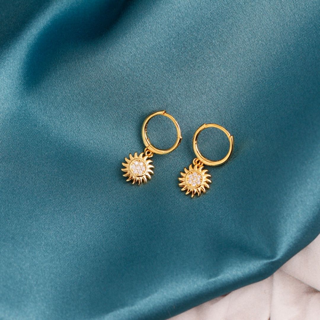 Schicke Sonnen Ohrringe für Damen: Zirkonia Creolen aus hochwertigem 925 Silber. Zeitlos elegant und schön.