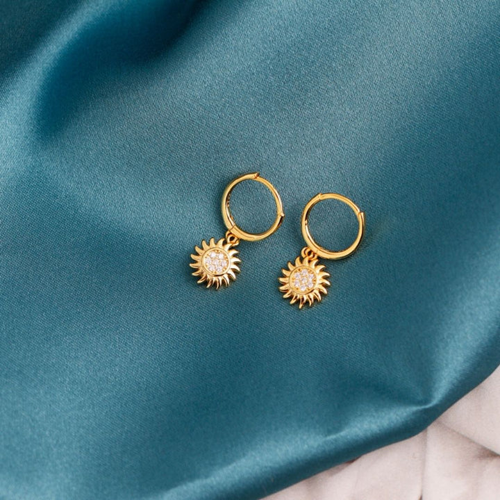 Schicke Sonnen Ohrringe für Damen: Zirkonia Creolen aus hochwertigem 925 Silber. Zeitlos elegant und schön.