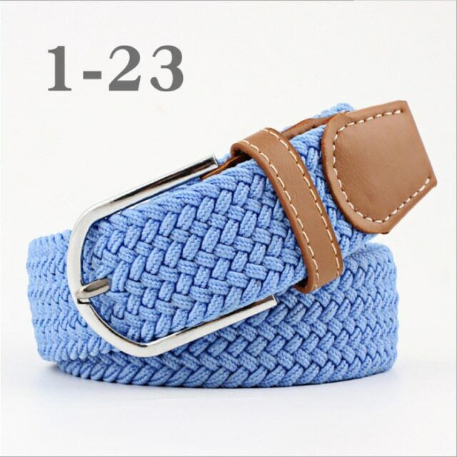 Feingestrickter Gürtel in Dunkelgrün mit Dornschließe. Hochwertiges Unisex-Accessoire.