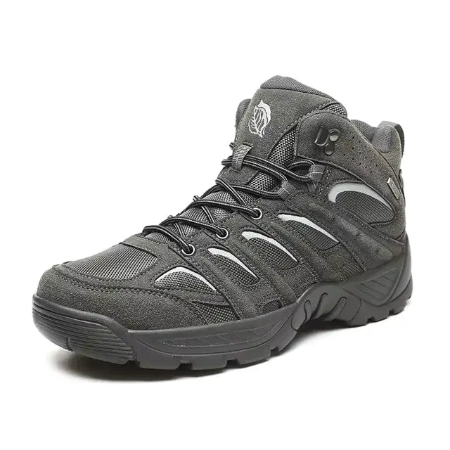 Wanderer trägt Conan Outdoorschuhe auf steinigem Pfad, guter Grip und Stabilität.