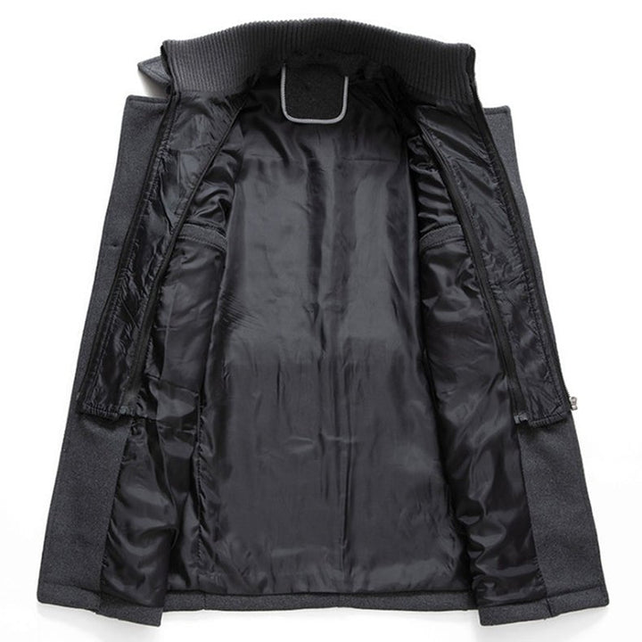 Detailansicht: Multi-Taschen des zweiteiligen Herren Wintermantels. Praktischer warmer Freizeitmantel.