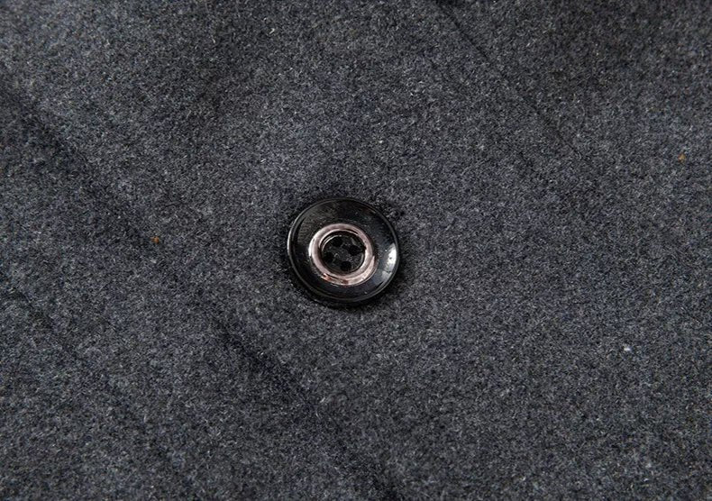 Lässiger Herren Wintermantel, warm und zweiteilig, mit hohem Kragen. Perfekte Winterjacke für den Alltag.