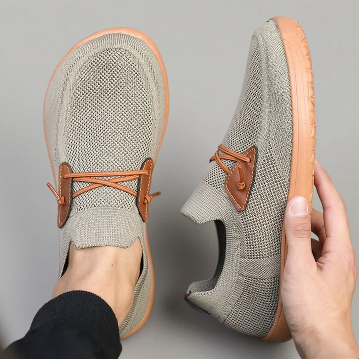 Graue Herren Barfußschuhe, flexibel & atmungsaktiv für ein natürliches Laufgefühl im Alltag.