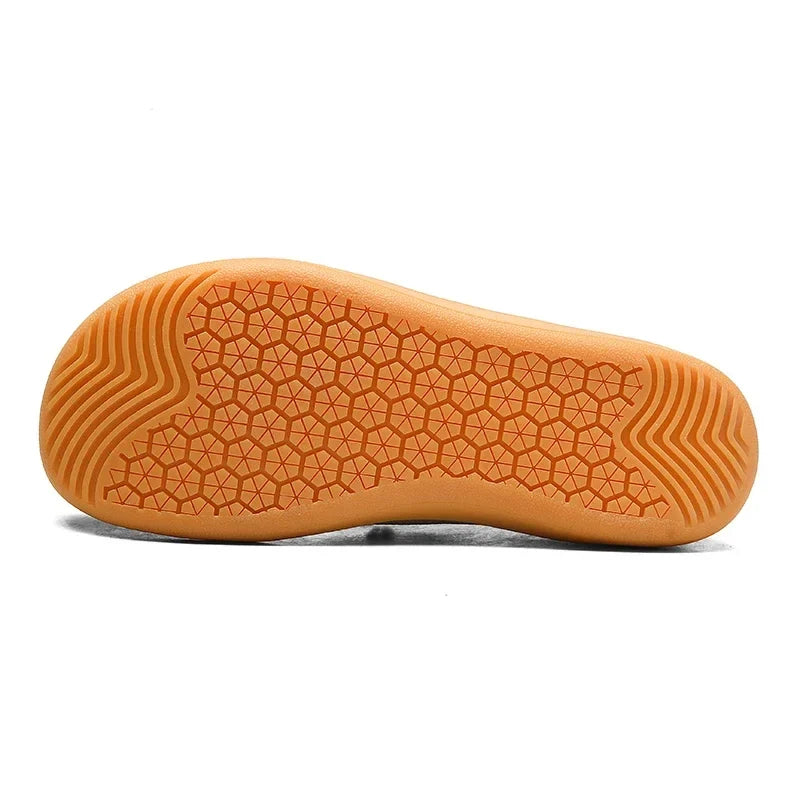 Leichte, graue Herren Barfußschuhe, atmungsaktiv & bequem für langes, natürliches Gehen.