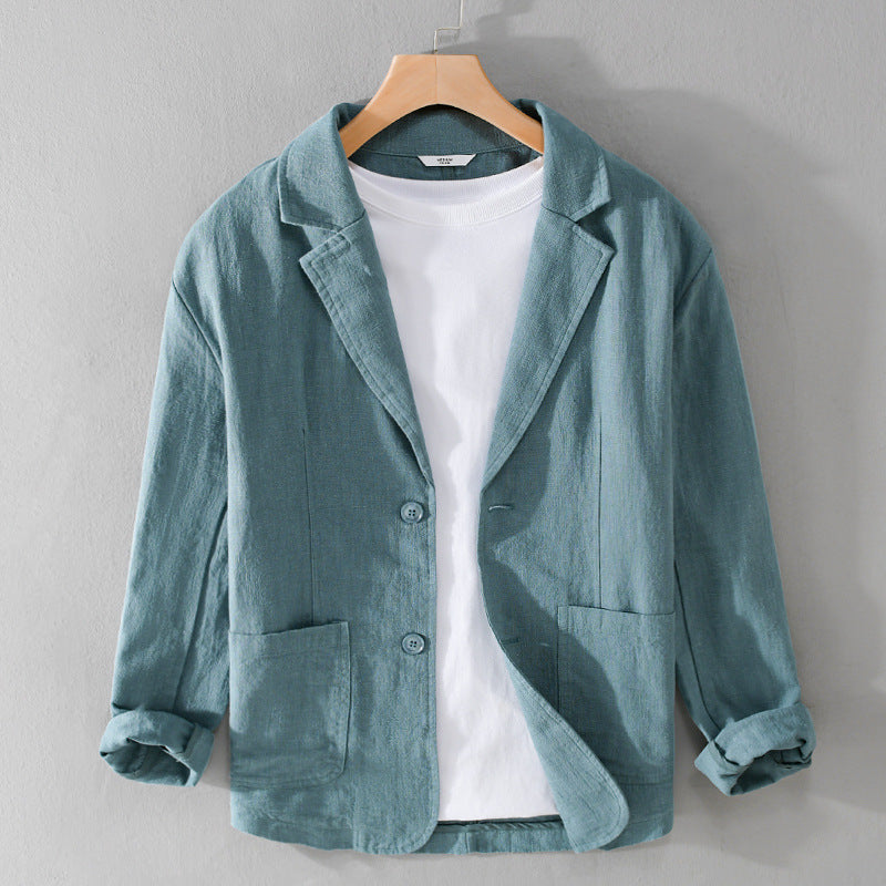 Mann trägt bequeme Casual Herrenjacke, stylisch für Freizeit & hochwertige Alltagskleidung.