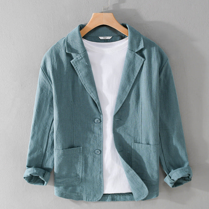 Mann trägt bequeme Casual Herrenjacke, stylisch für Freizeit & hochwertige Alltagskleidung.