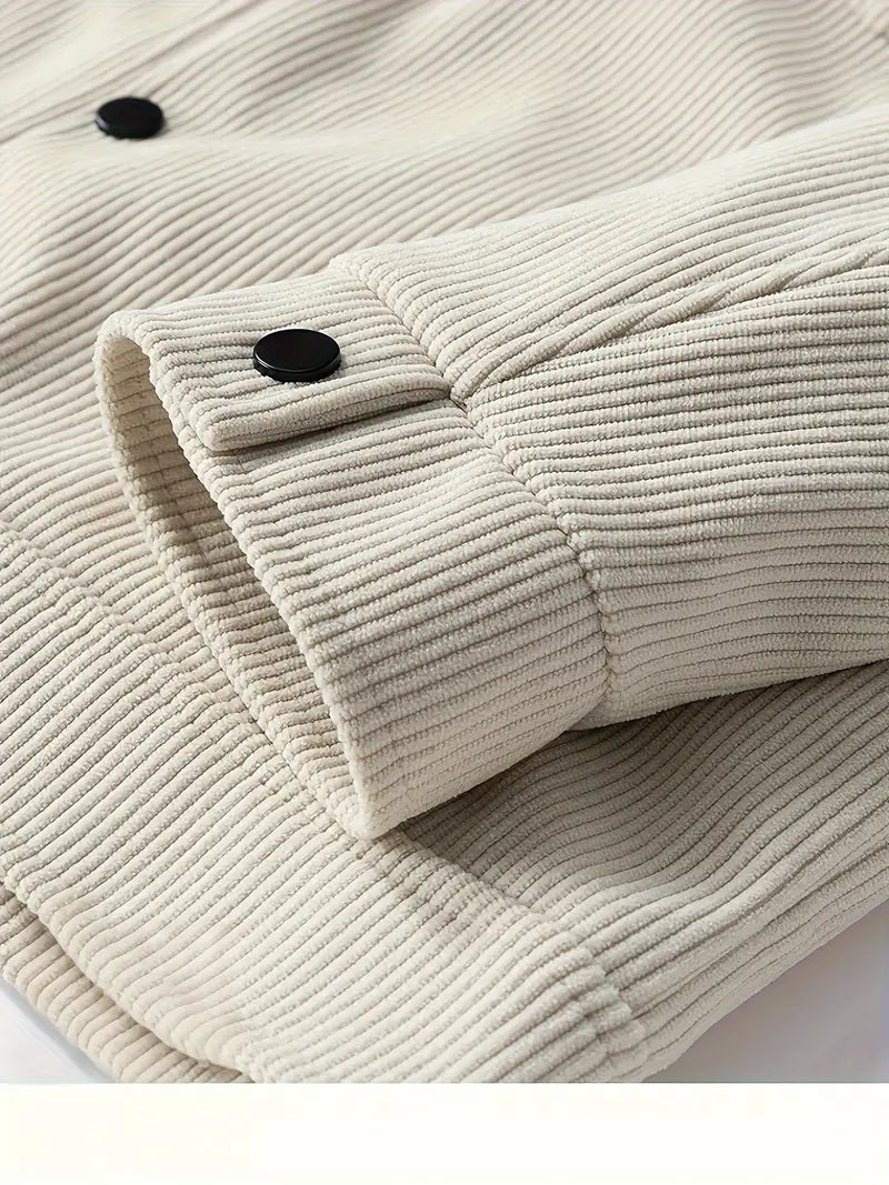 Detail der Cordstruktur einer hochwertigen Herren Übergangsjacke. Ideal als stilvolle Herbstjacke für Männer.