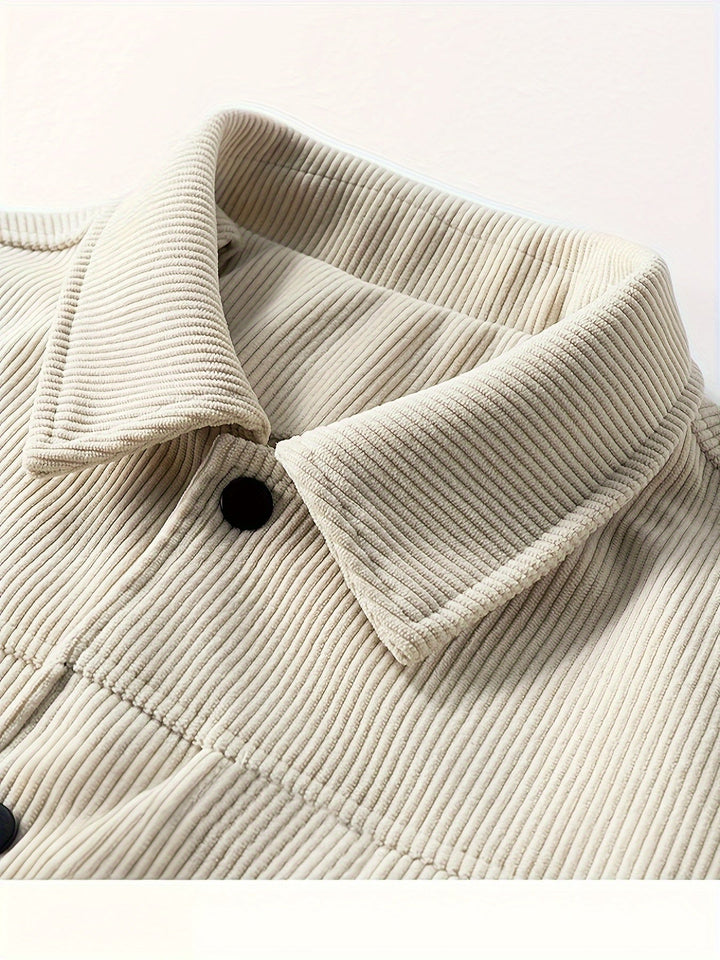 Herren Cordjacke, offen getragen über einem T-Shirt; coole Freizeitjacke für entspannte Herbst-Looks.