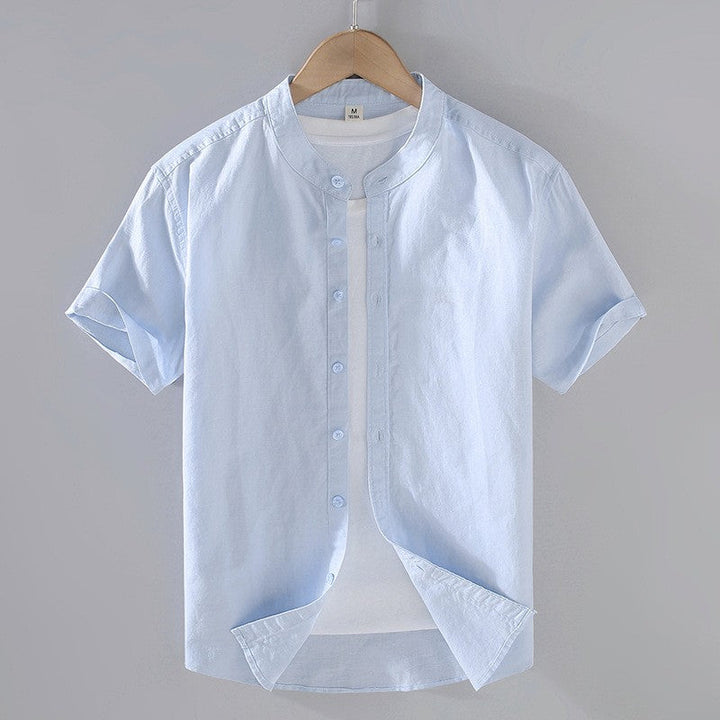 Vielseitiges Freizeithemd für Herren: Kurzarm, Stehkragen, Regular Fit, modernes Design.