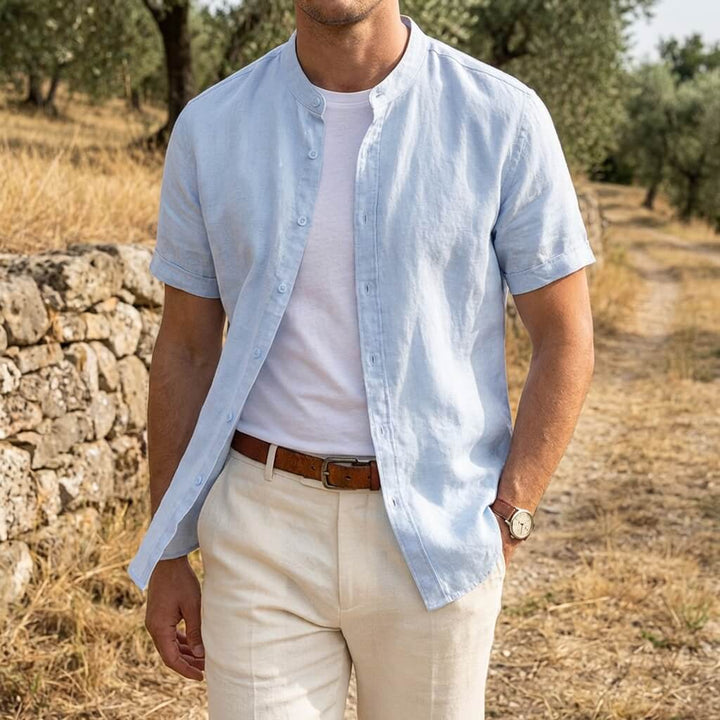 Modernes Casual Herrenhemd mit Kurzarm, Stehkragen und bequemem Regular Fit.