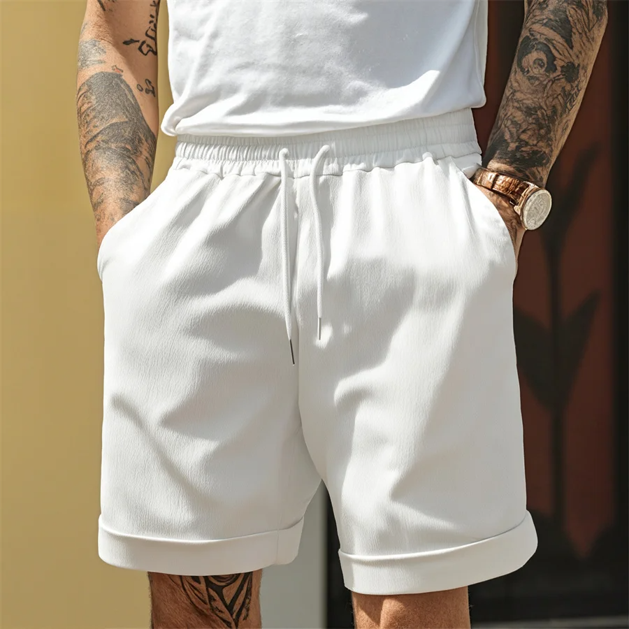 Bequeme unifarbene Herren Shorts mit Kordelzug für einen entspannten Sommer-Look.