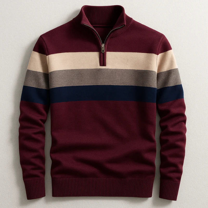 Ein Mann trägt einen bequemen Herren Streifenpullover mit Viertel-Reißverschluss, stilvoll und modern.