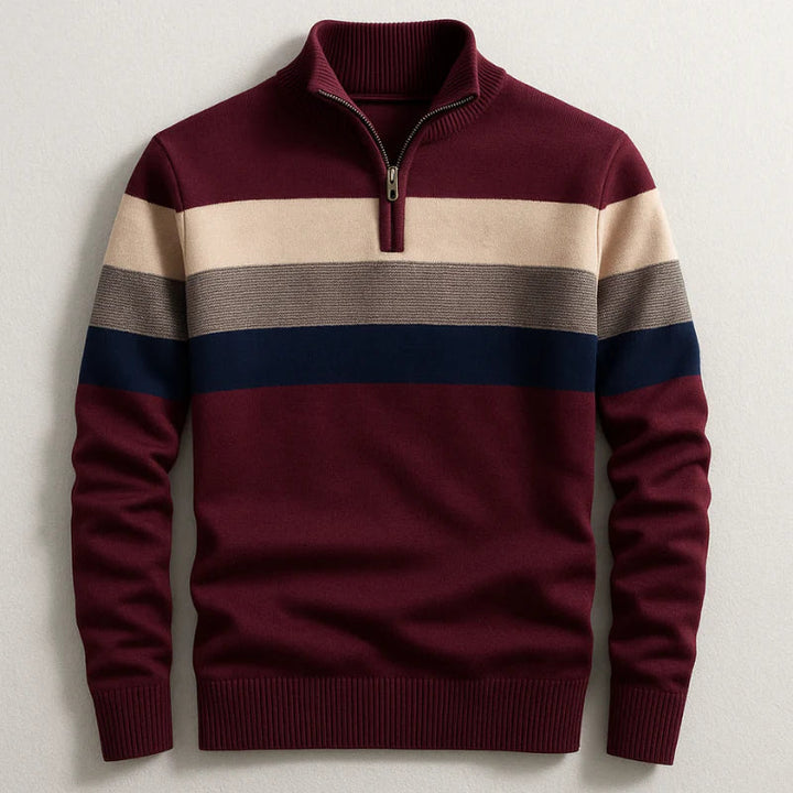 Ein Mann trägt einen bequemen Herren Streifenpullover mit Viertel-Reißverschluss, stilvoll und modern.