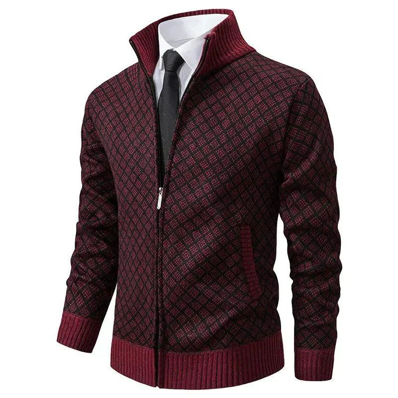 Mann trägt elegante Herren Strickjacke mit Stehkragen. Ideal als Pullover für den Herbst/Winter.
