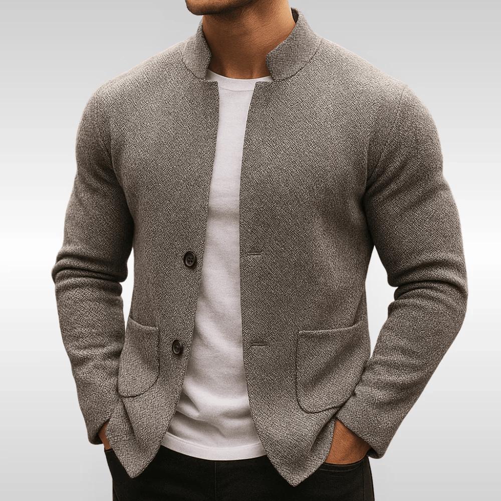 Moderne Herren Strickjacke mit markantem Strukturstrick-Muster, perfekt als Übergangsjacke für Herbstmode.