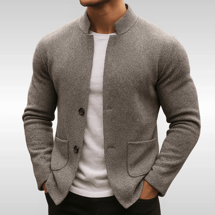 Moderne Herren Strickjacke mit markantem Strukturstrick-Muster, perfekt als Übergangsjacke für Herbstmode.