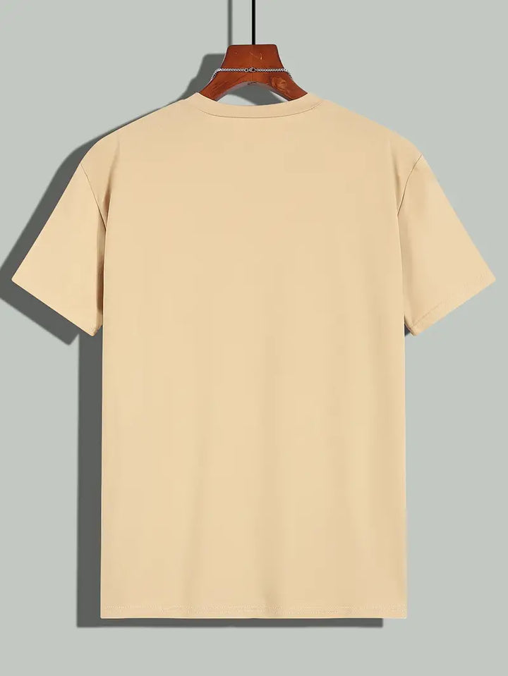 Detailaufnahme des Rundhalsausschnitts: Modernes Herren T-Shirt, sauber verarbeitet.