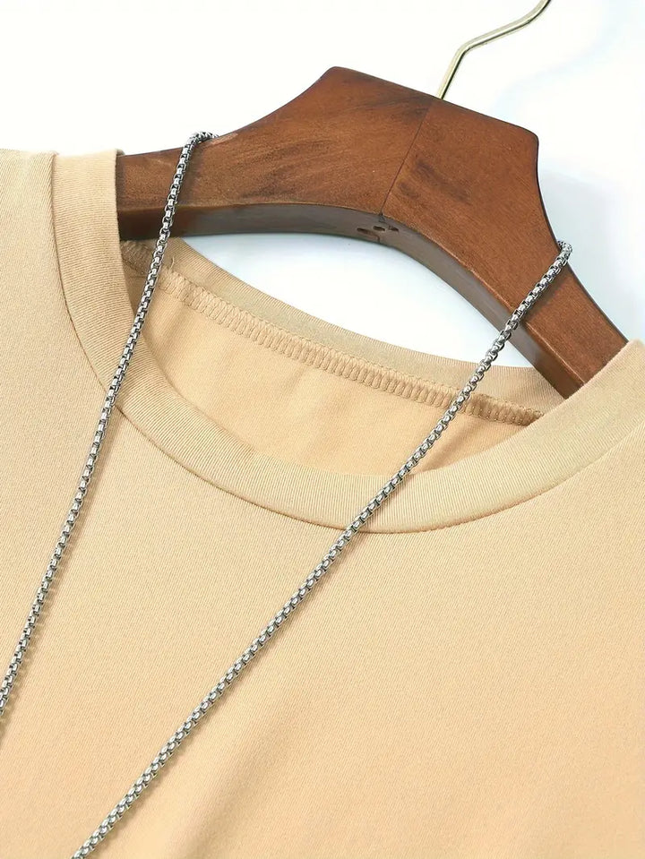 Seitliche Ansicht: Herren Basic T-Shirt, schlanke Passform, ideal für vielseitige Kombinationen.