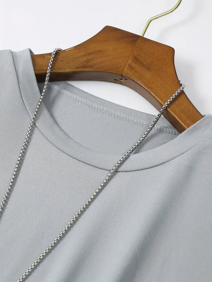 Frontansicht: Herren Baumwoll T-Shirt in Schwarz, ein unverzichtbares Basic für jeden Mann.