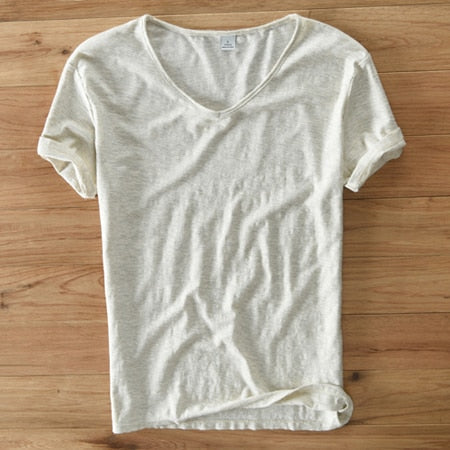 Zeitloses Herren V-Ausschnitt Leinen Kurzarm Shirt. Kombinierbar für elegante & lässige Sommerlooks.