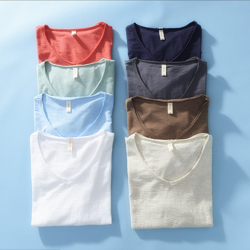 Modernes Herren Kurzarm V-Ausschnitt Leinen Shirt. Stilvoll, bequem und vielseitig für Freizeit & Sommer.